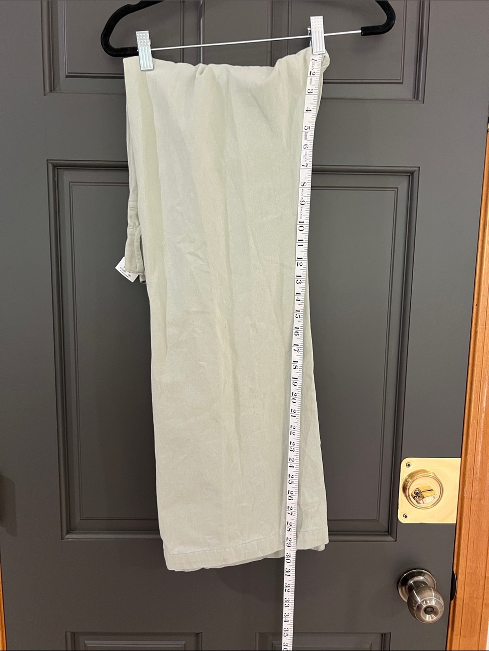 LE LIS She Means Business Pants in sage - Picture 11 of 11